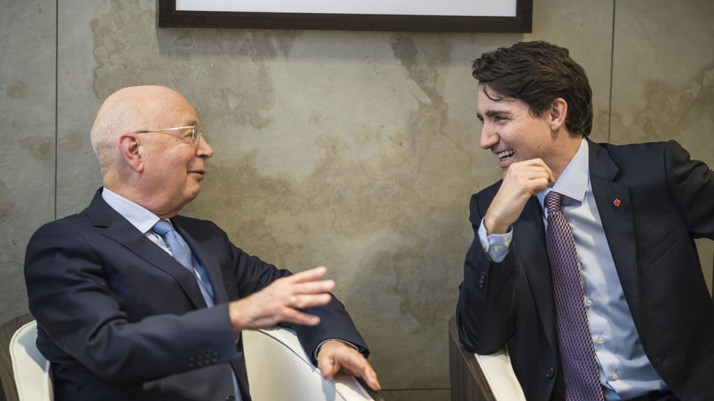 Klaus Schwab beim Plaudern mit Kanadas Premierminister Justin Trudeau, ein Still aus dem Dokumentarfilm "Das Forum" über das Weltwirtschaftsfprum in Davos