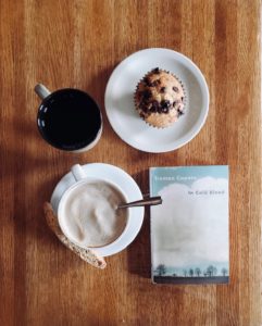 Ein Kafee, ein Muffin und ein Tee liegen neben dem Buch "In Cold Blood" von Truman Capote