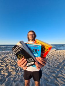 Johannes mit den Büchern am Strand