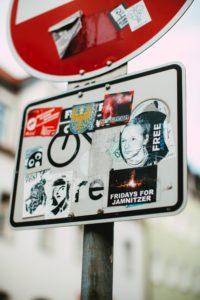 ein Straßenschild, das mit Free-Assange-Stickern beklebt ist