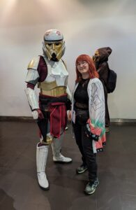 Die Autorin mit einem Cosplayer im Star Wars-Kostüm auf der MCC 2024.