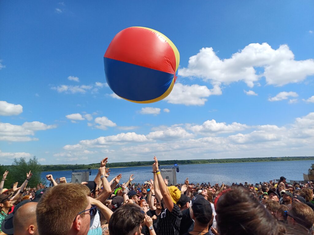 Eine Gruppe von Menschen spielt mit einen Wasserball 