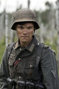 Filmszene "Der Überläufer". Portraitfoto von einem Soldaten mit Helm.