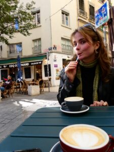 Portraitfoto der Autorin beim Kaffeetrinken